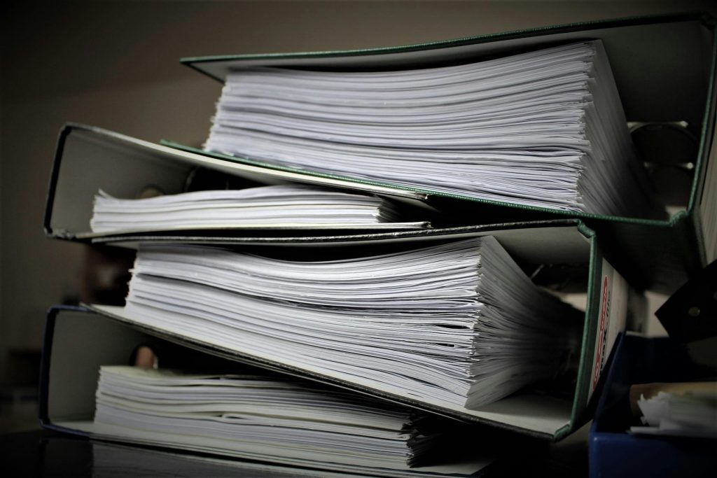 Niet weggooien! Zo lang moet je je administratie bewaren